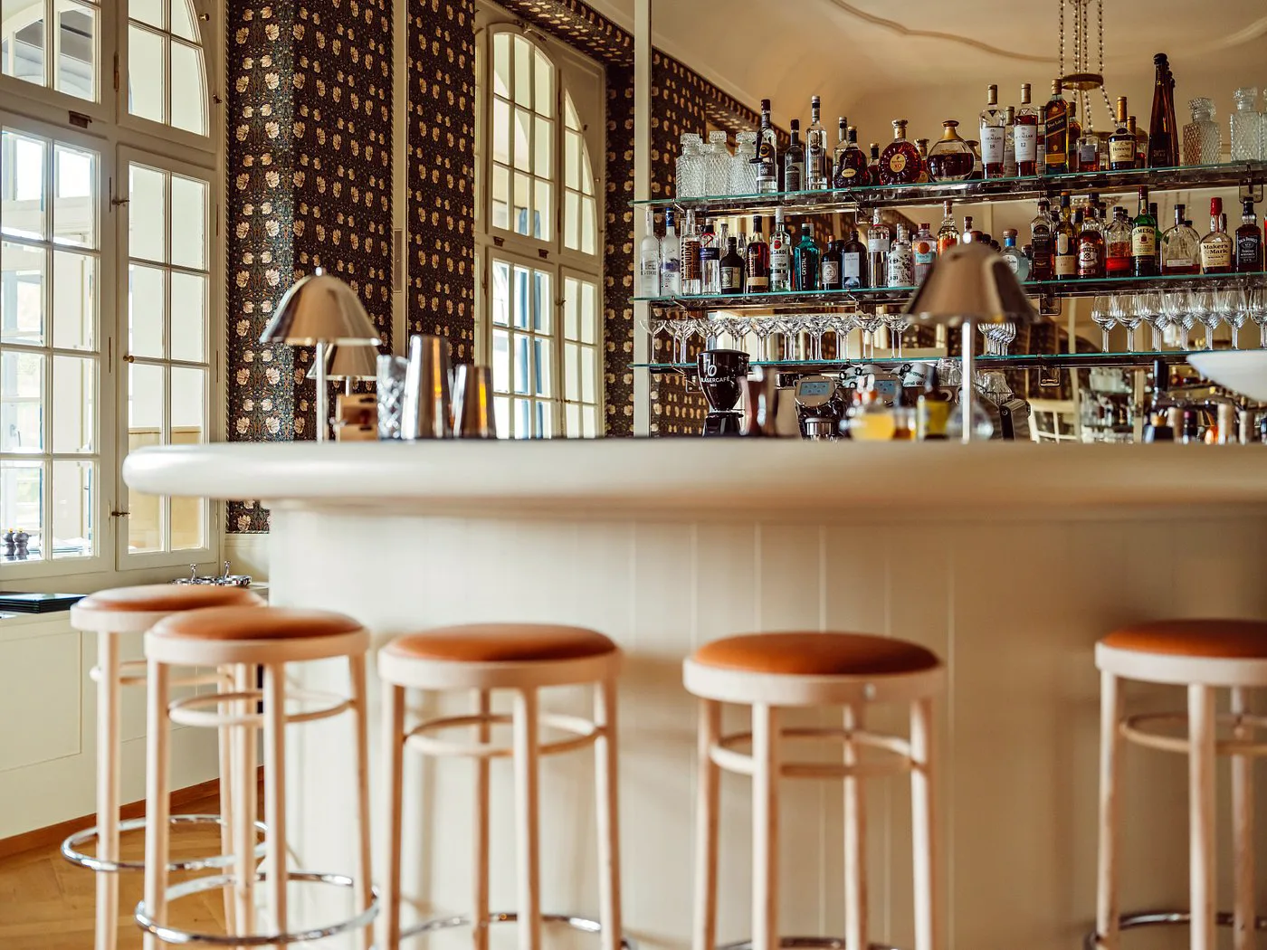 The bar with mirror-framed arrays